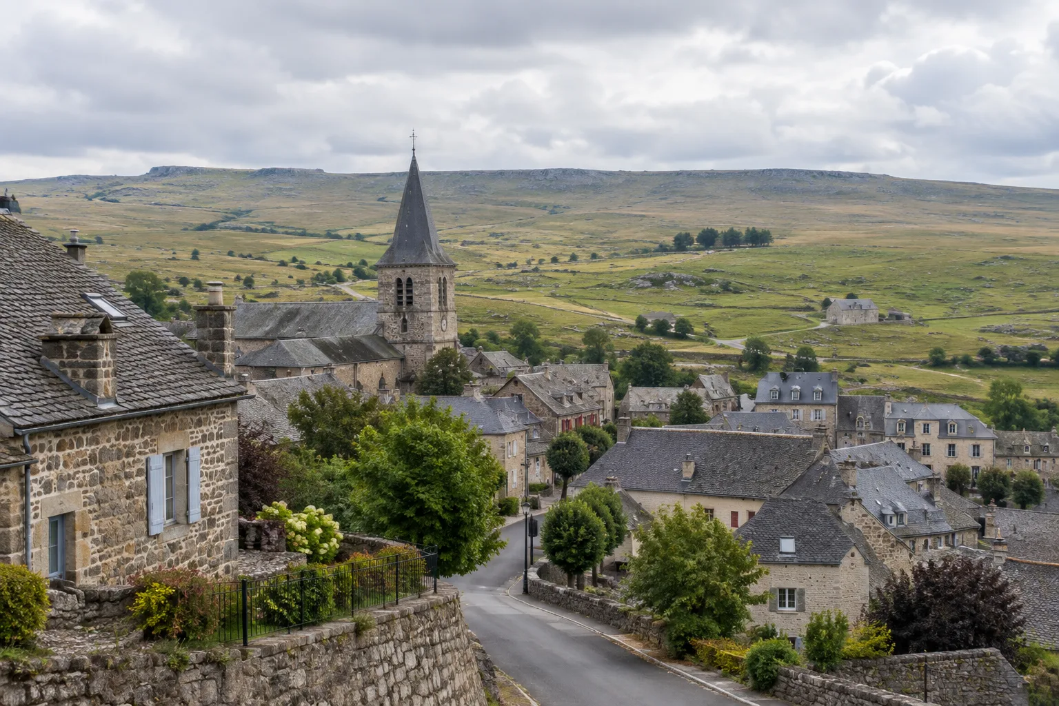 Le village de Laguiole au pied des paysages ouverts de l’Aubrac.