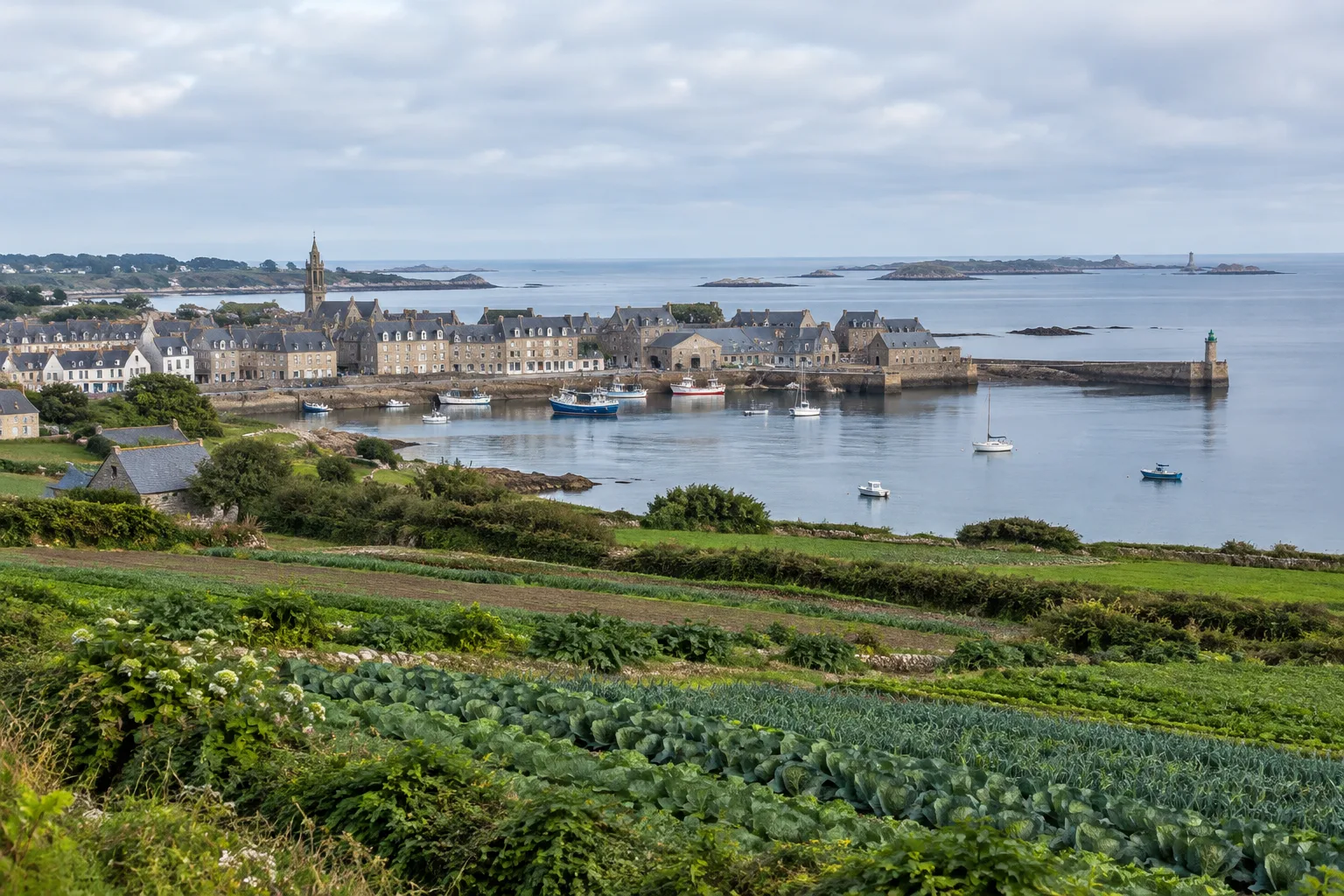 Le port de Roscoff et les terres maraîchères du Léon au bord de la baie.